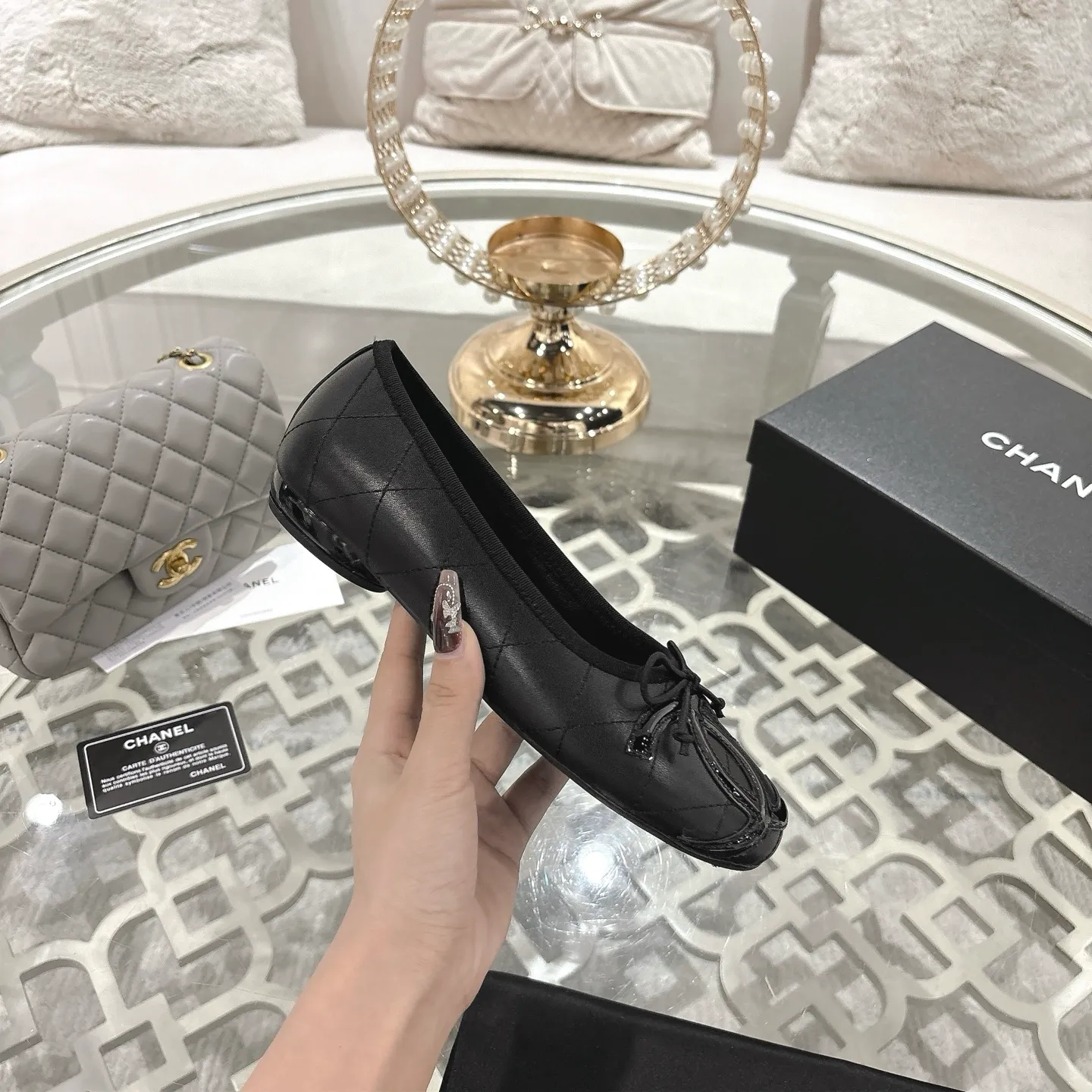 👟👟Ex-factory price 540👟👟 Women's shoes, women's clothing, women's shoes, women's clothing [Purchasing-grade quality] CHANEL Xiaoxiang 25/A new summer bow-tie shoes 💃 This pair of "dancing shoes" is so beautiful! Made of cowhide fabric + exquisite electric embroidery, every detail exudes a sense of high-end ~ classic bow design, Italian genuine leather sole, comfortable and elegant on the feet, a perfect must-have for fairies!  🌟 All counters are from the same source! All materials are customized according to the original 1:1, and are developed and patterned from genuine products. The quality is absolutely assured ~ a classic that must be bought every year, a versatile artifact that looks great whether paired with skirts or jeans!  💖 The perfect finishing touch for summer outfits, sisters, just do it! 👉 Fabric: Imported sheepskin Lining: Imported sheepskin Outsole: Private molded outsole Size: 35-40 Leather surface